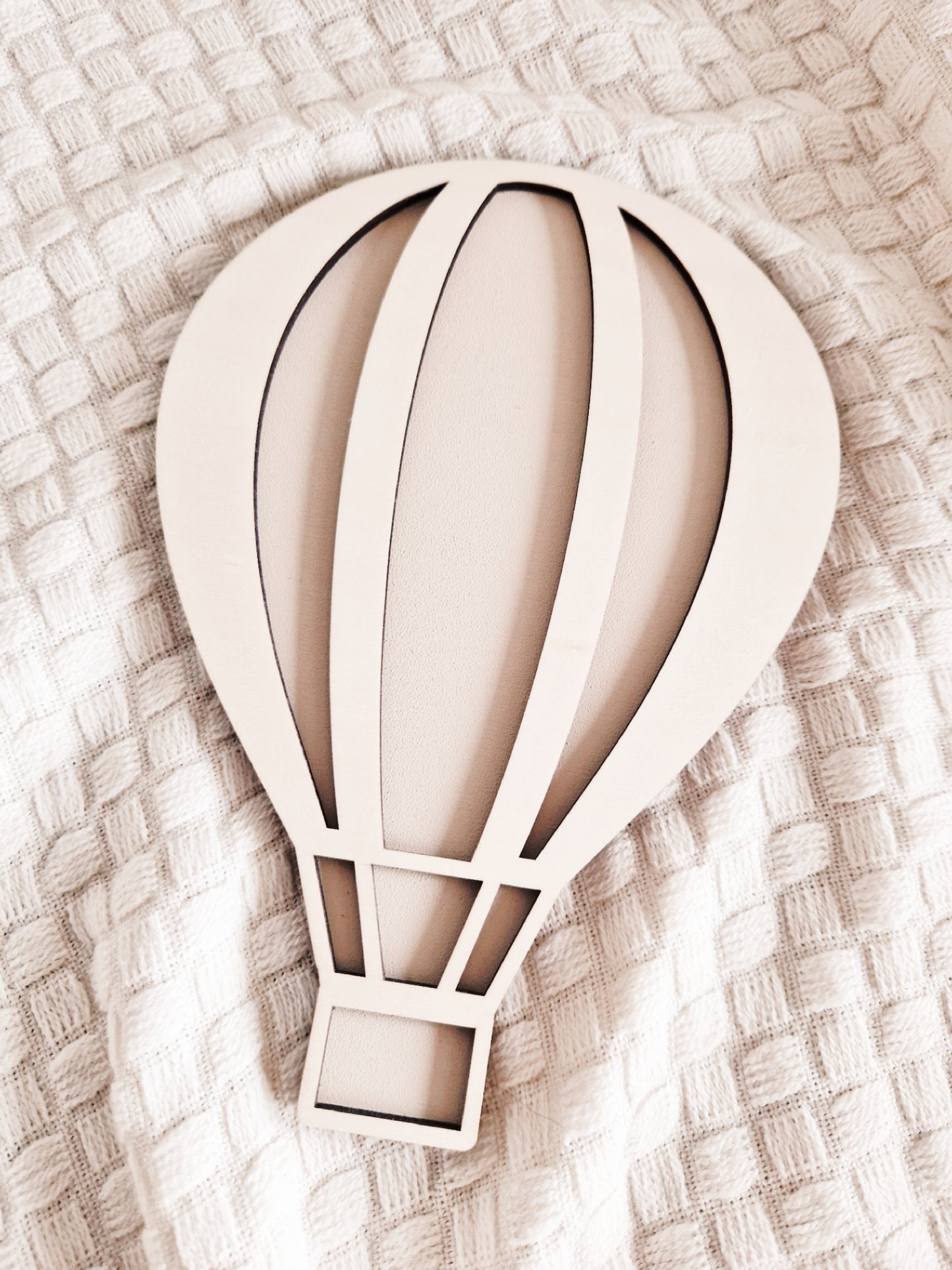 Heißluftballon aus Holz mit Wolken – liebevolle Deko fürs Kinderzimmer