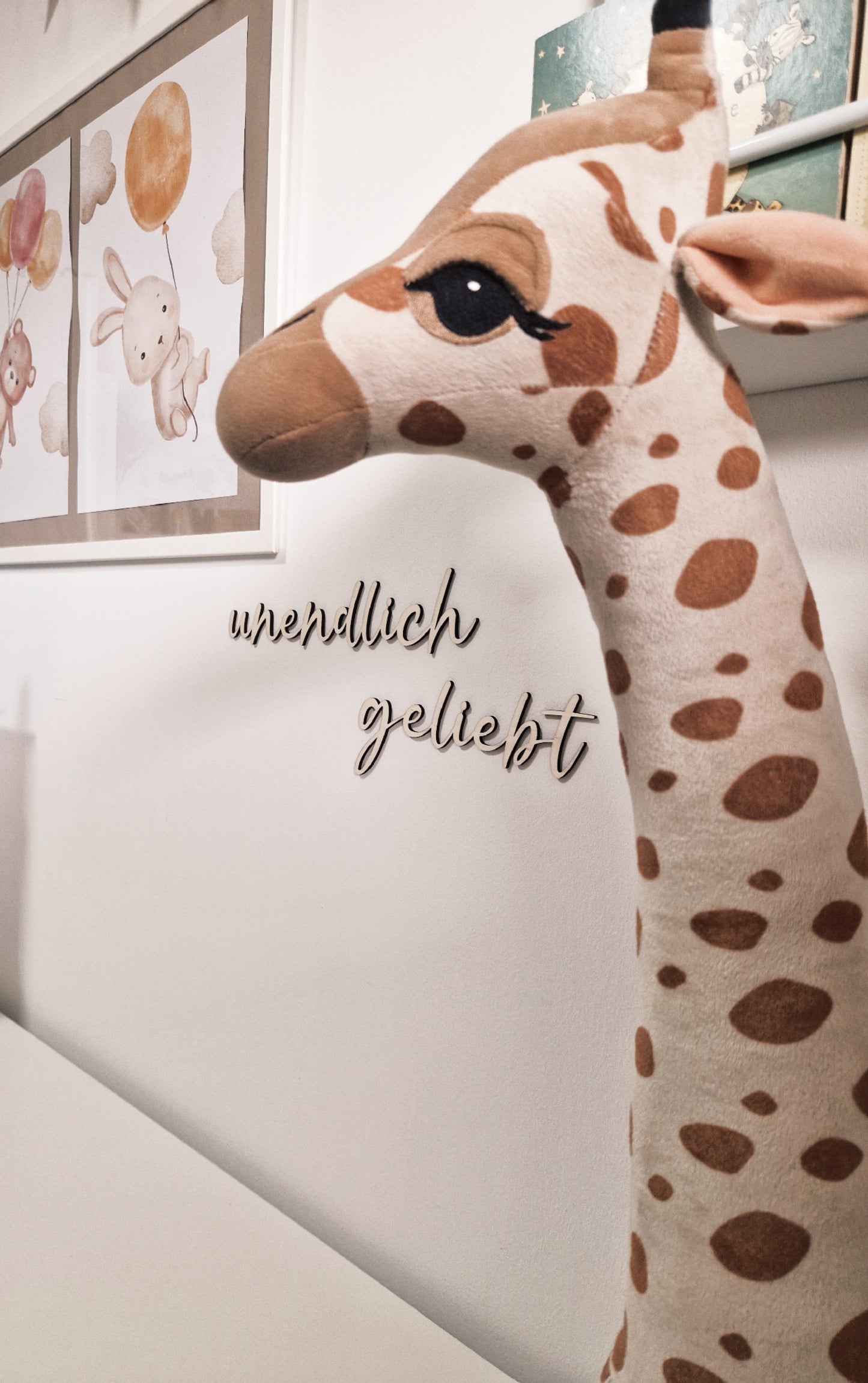 unendlich geliebt Schriftzug aus Holz