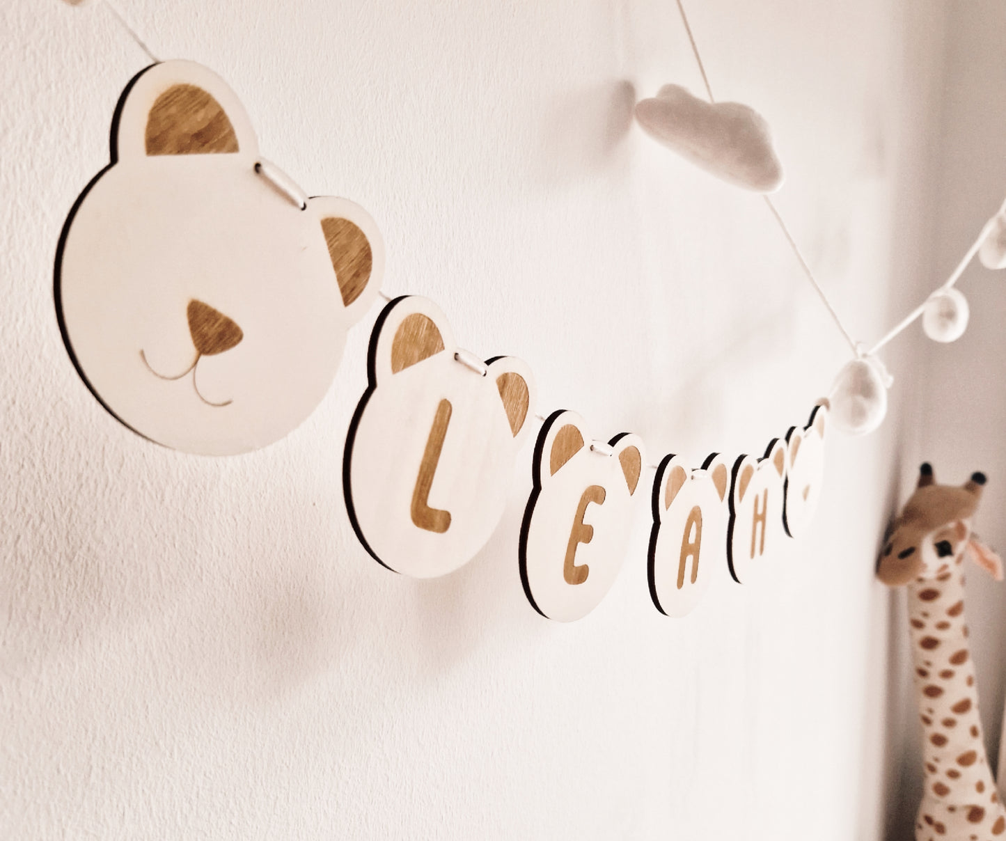 Personalisierte Namensgirlande aus Holz im Bärenstil