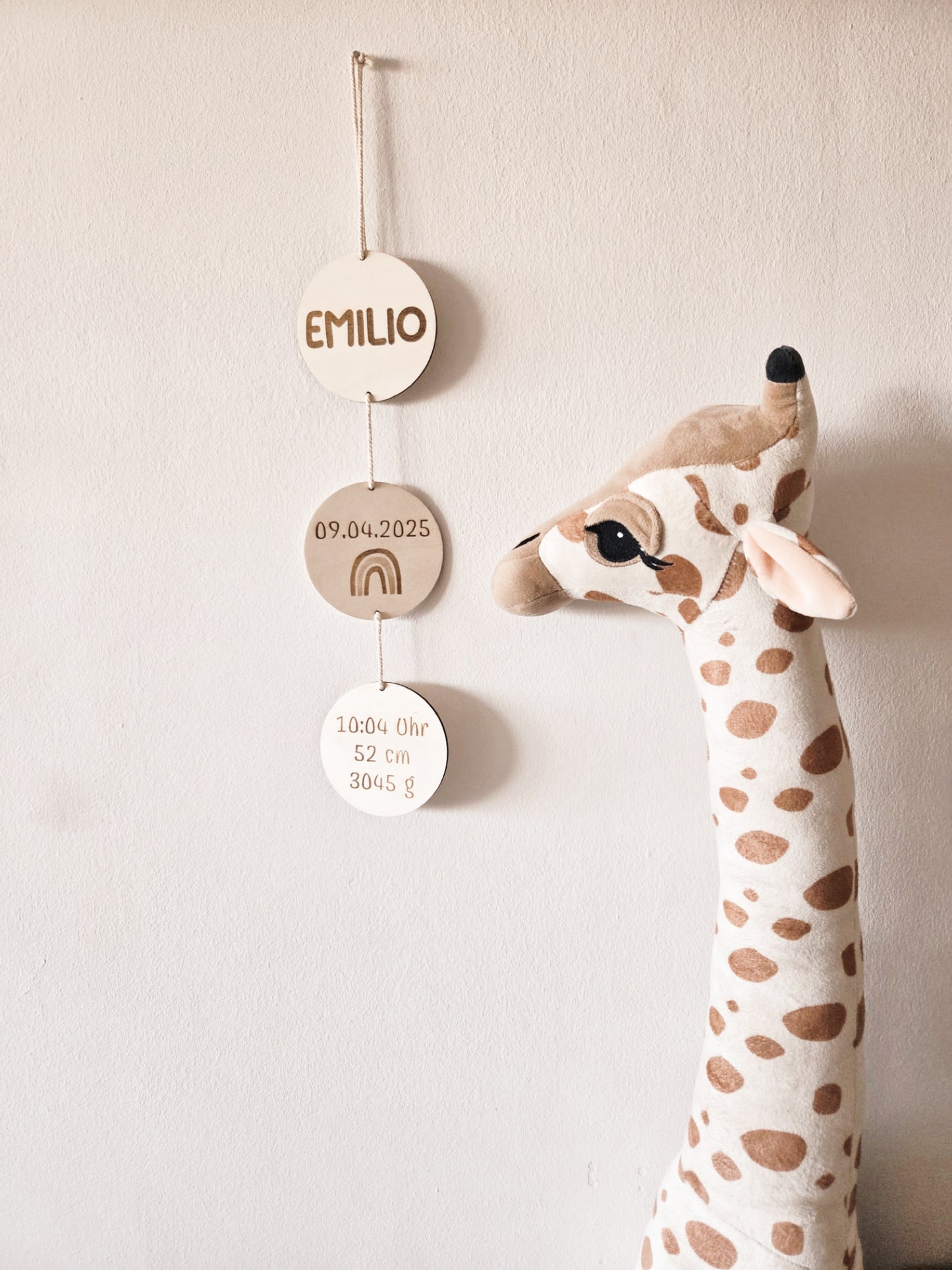 Personalisierte Holzgirlande mit Geburtsdaten und Namen