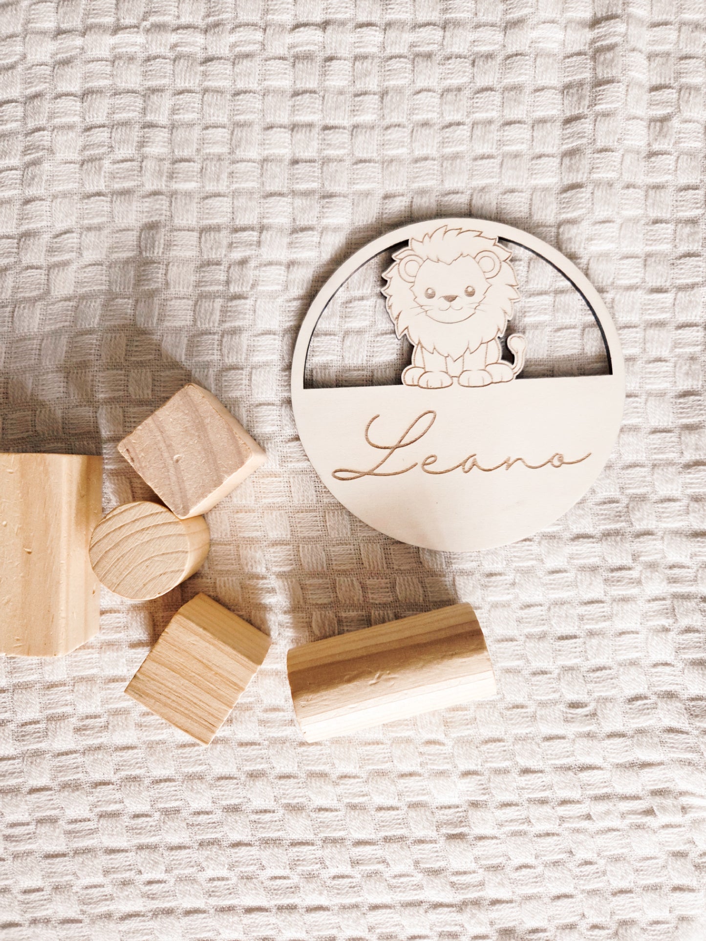 Namensschild Löwe aus Holz personalisiert