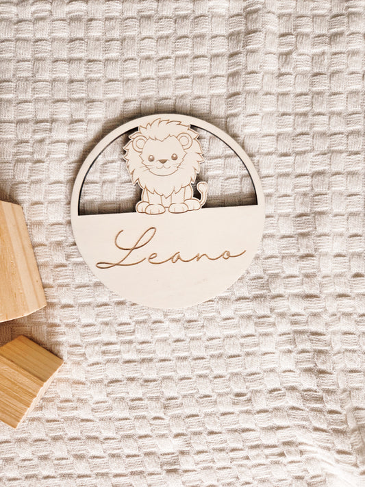 Namensschild Löwe aus Holz personalisiert