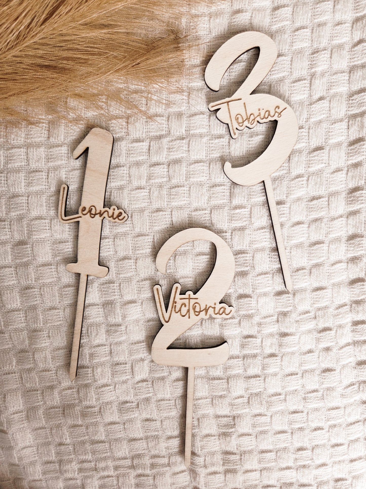 Personalisierte Caketopper Zahl mit Namen graviert