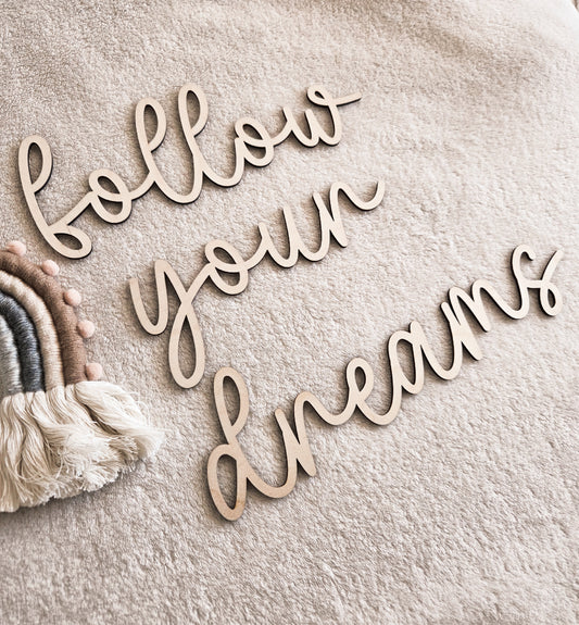 Schriftzug "follow your dreams" aus Holz