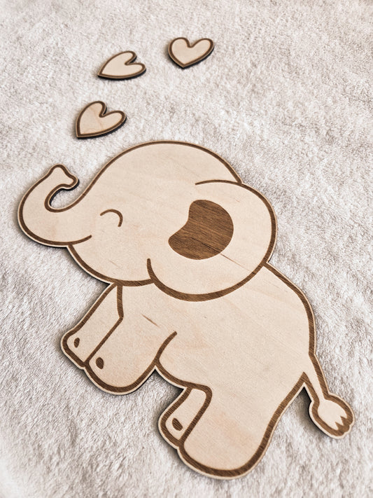 Elefant aus Holz mit Herzen