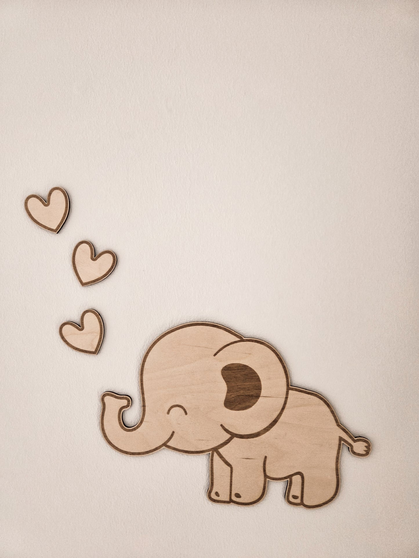 Elefant aus Holz mit Herzen