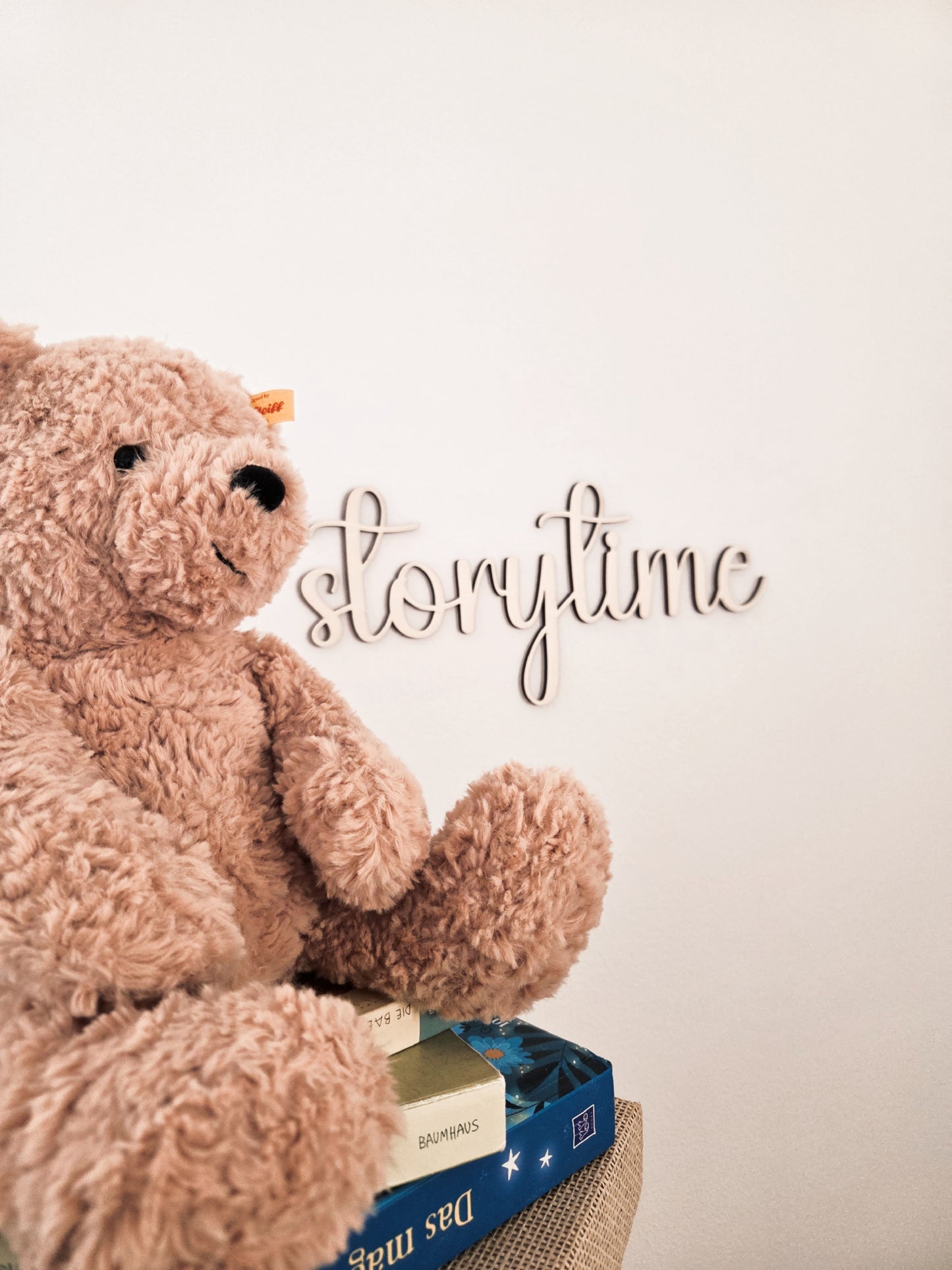 Holzschriftzug "storytime"