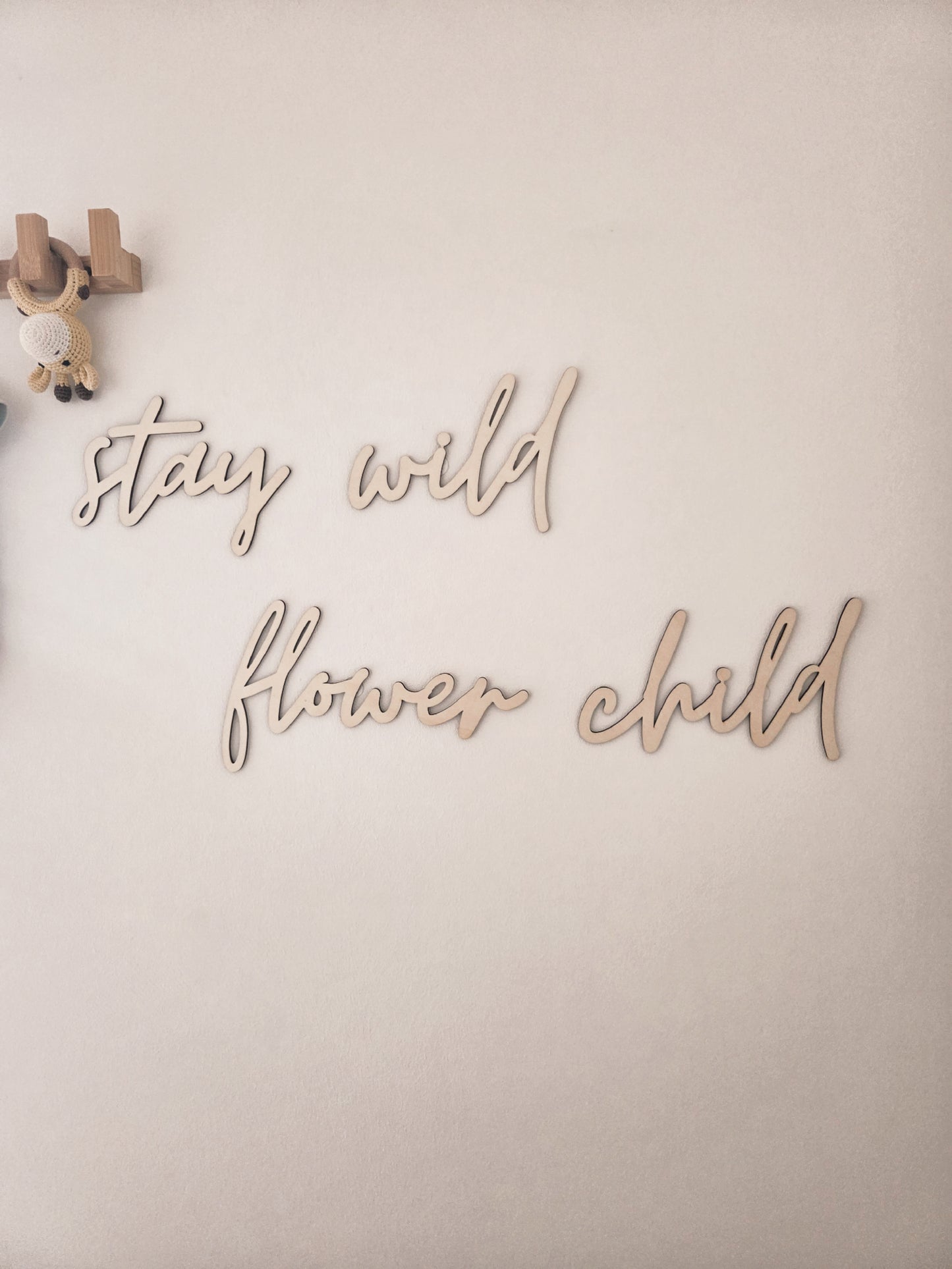 stay wild flower child Schriftzug aus Holz