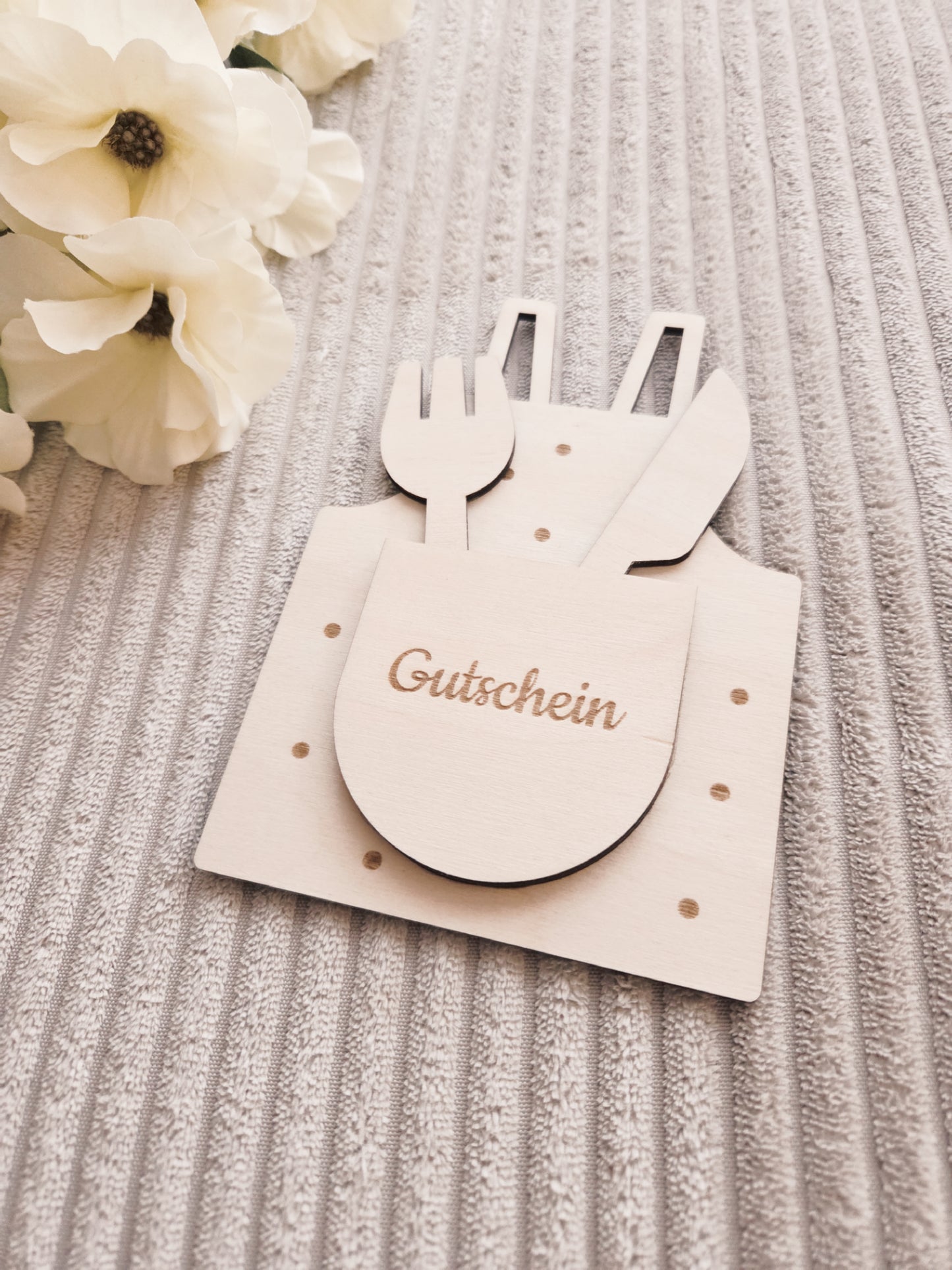 Gutschein Schürze mit Holzbesteck