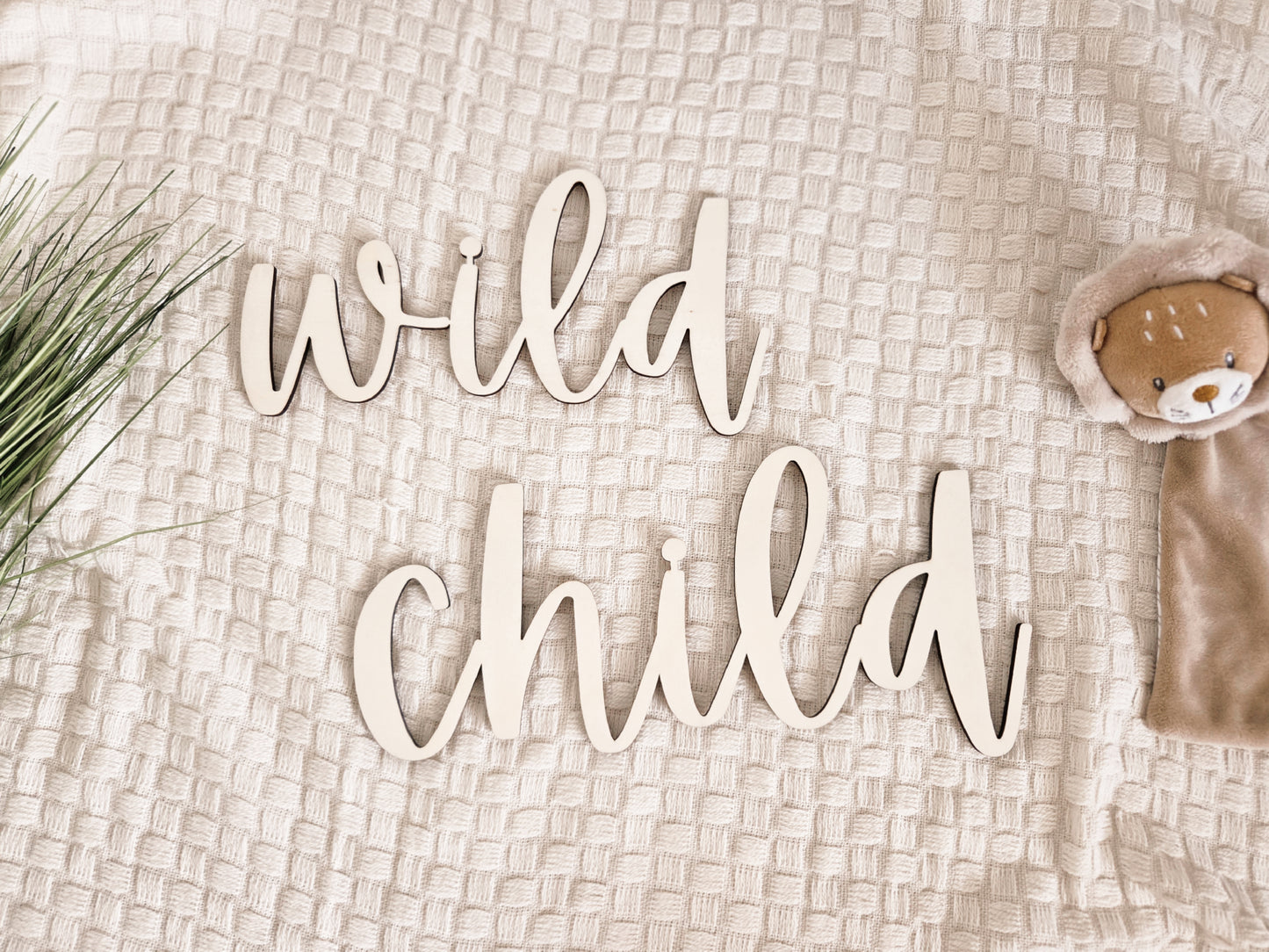 Schriftzug aus Holz "wild child"