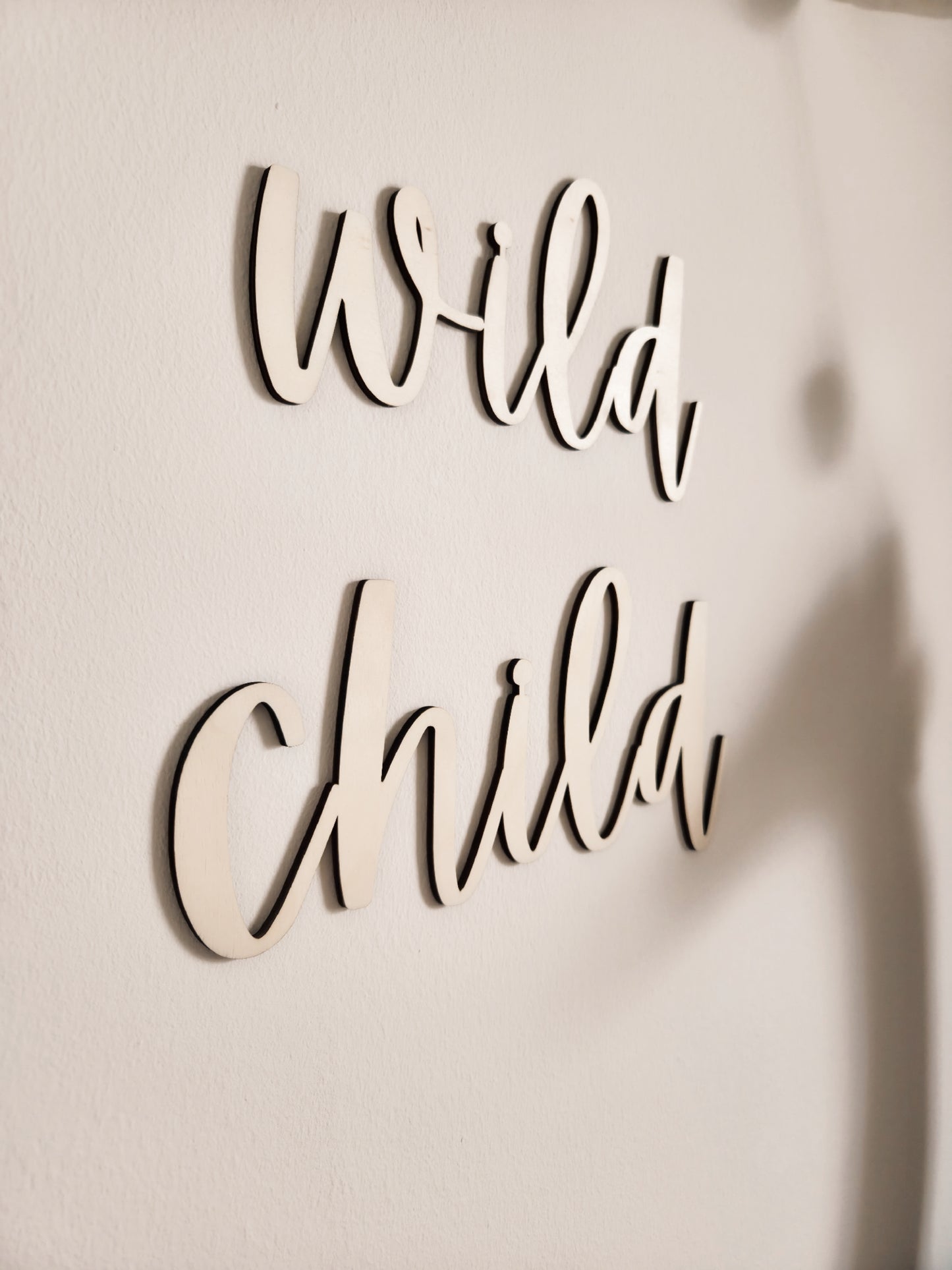 Schriftzug aus Holz "wild child"
