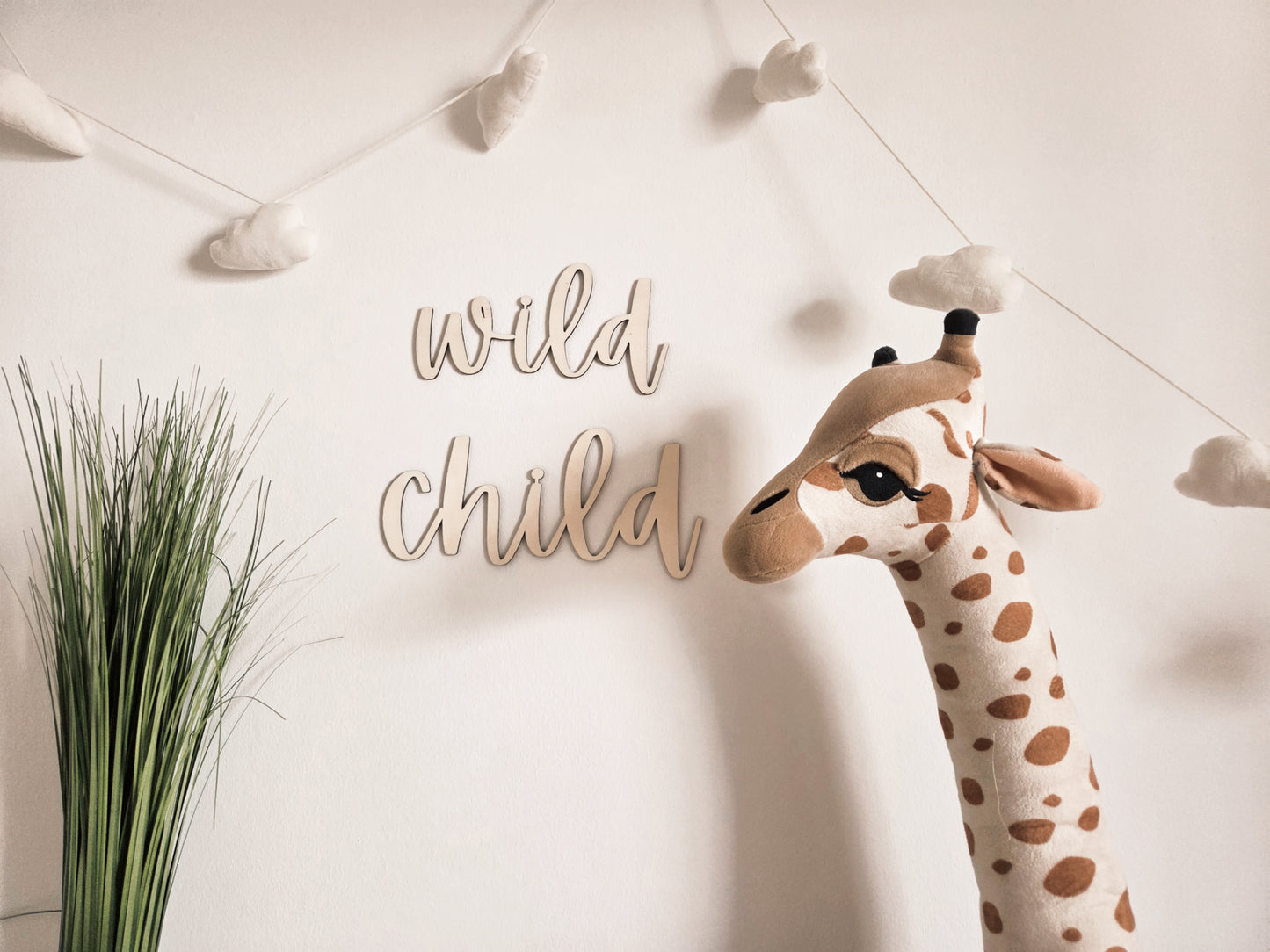 Schriftzug aus Holz "wild child"