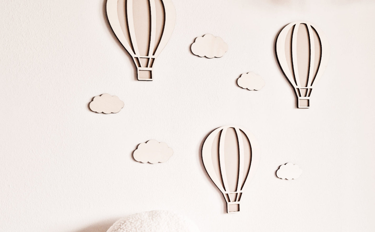 Heißluftballon aus Holz mit Wolken – liebevolle Deko fürs Kinderzimmer