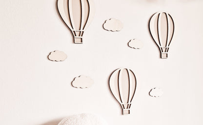 Heißluftballon aus Holz mit Wolken – liebevolle Deko fürs Kinderzimmer