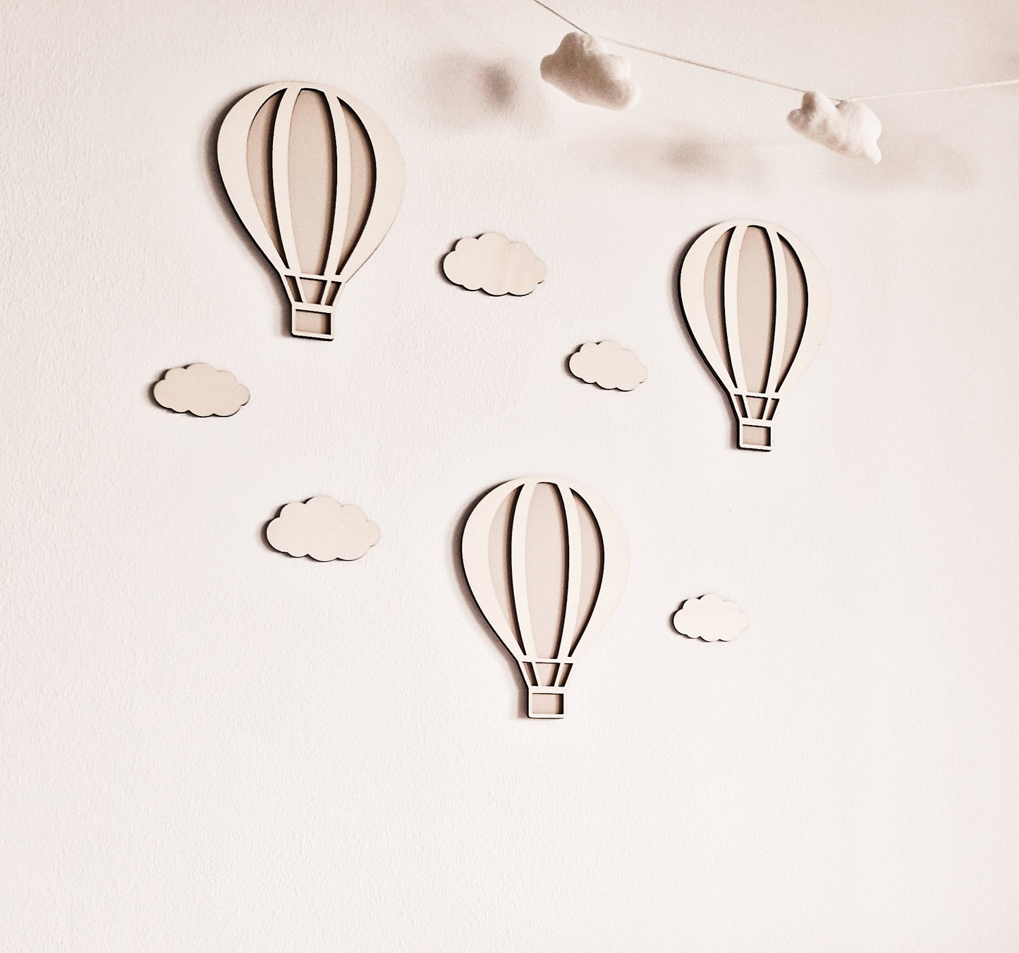 Heißluftballon aus Holz mit Wolken – liebevolle Deko fürs Kinderzimmer