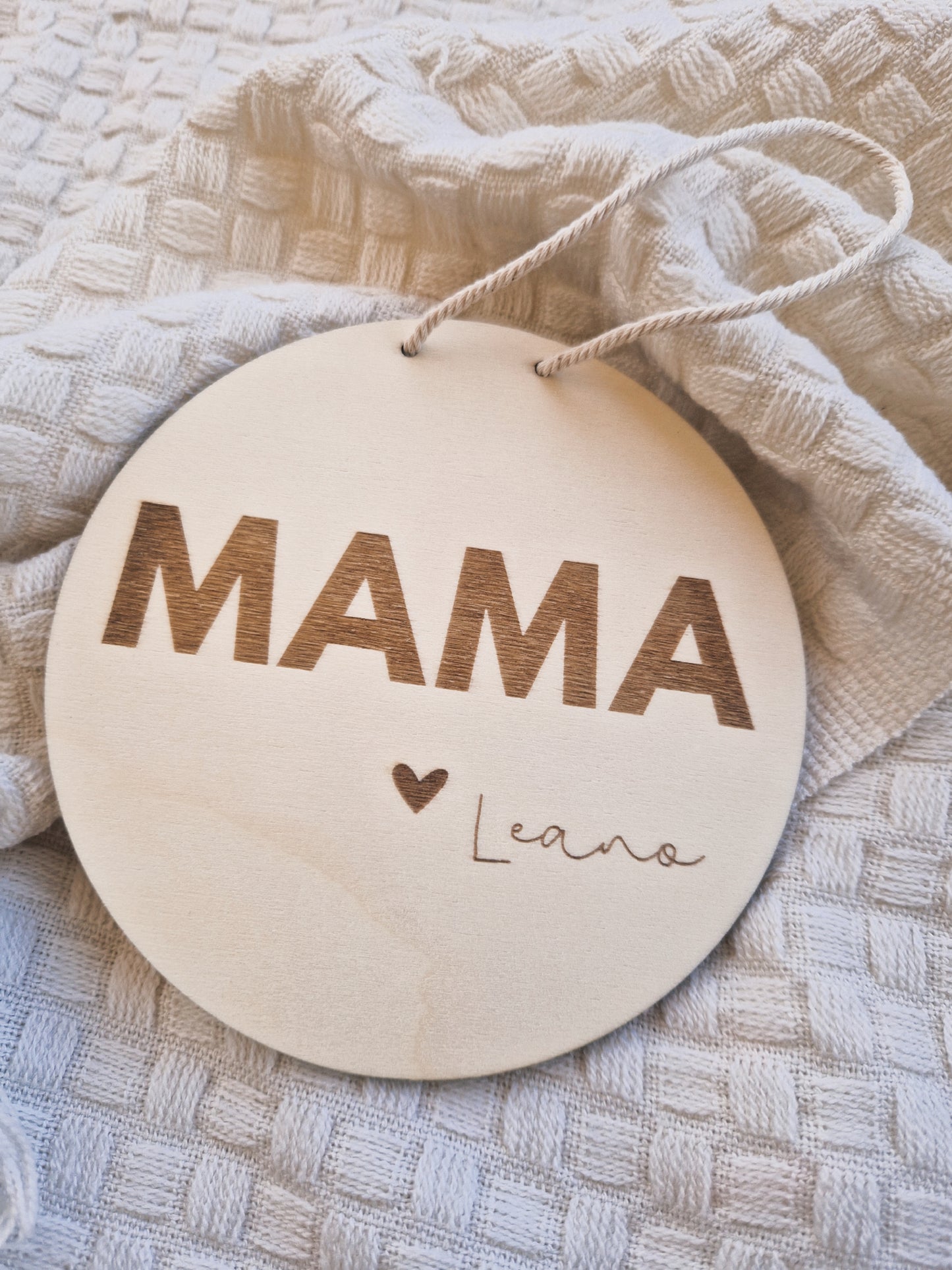 Holzschild MAMA mit Namen personalisiert