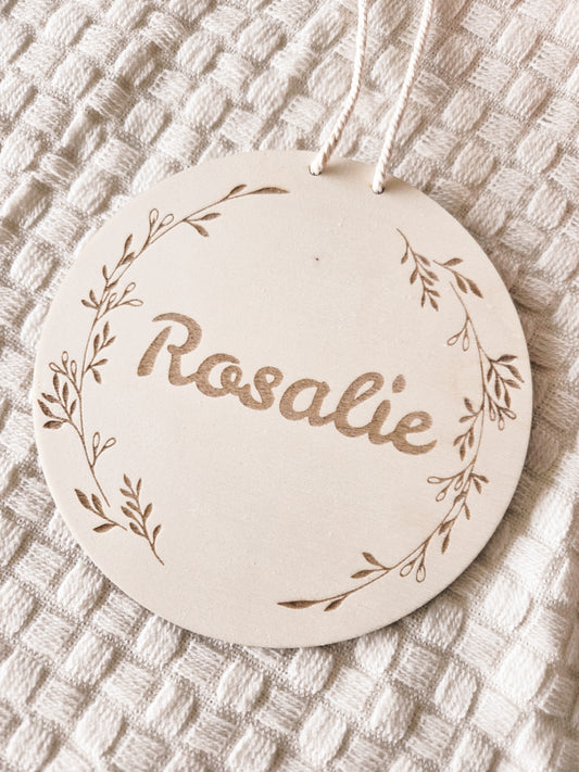 Namensschild aus Holz mit Blumendekoration