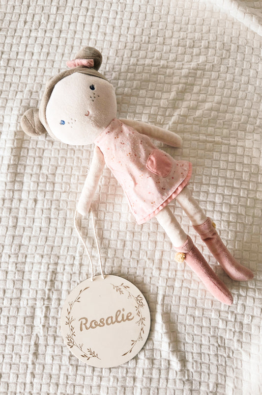 Namensschild aus Holz mit Blumendekoration