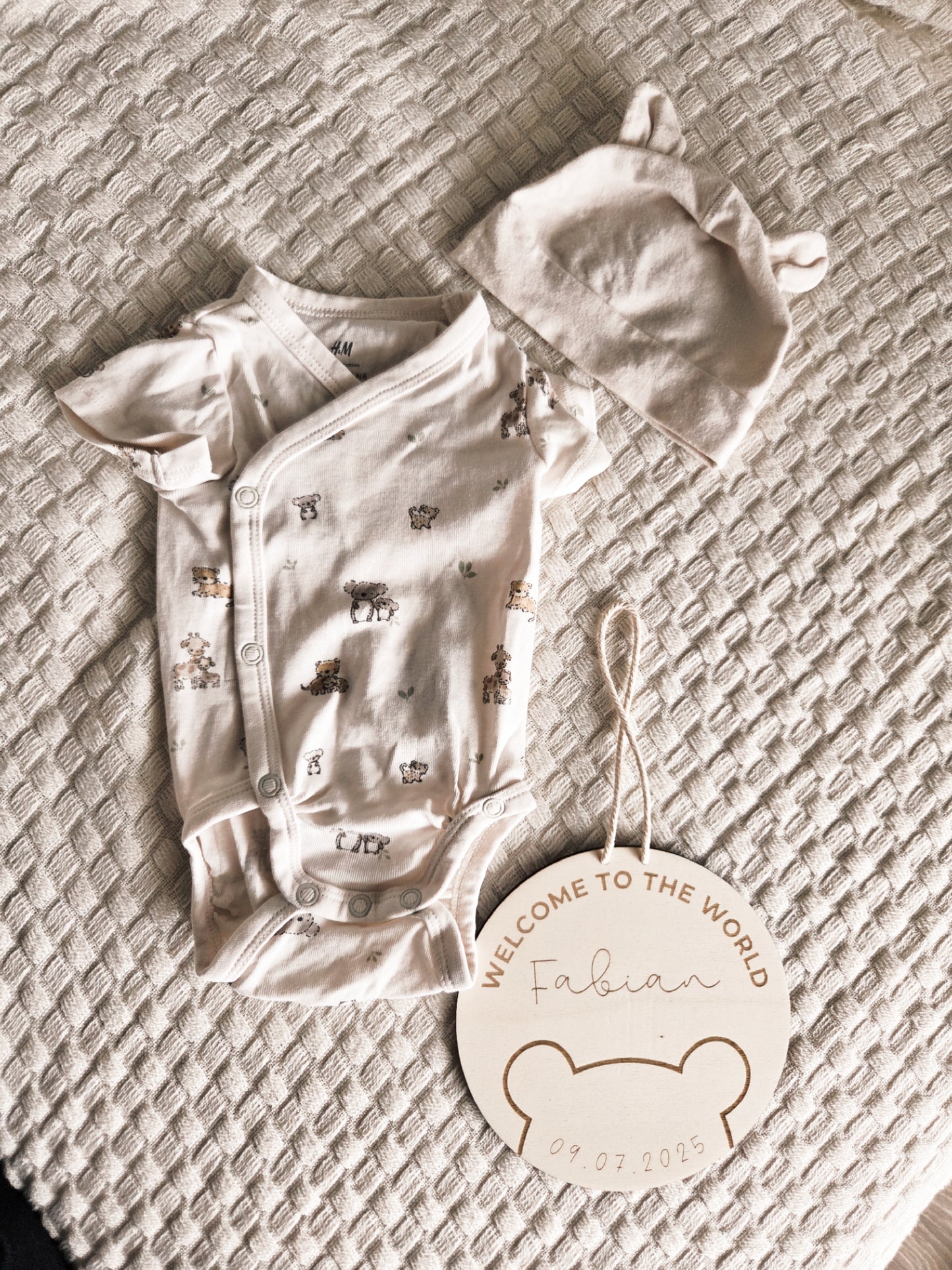 Welcome to the World Holzschild mit Namen und Datum personalisiert