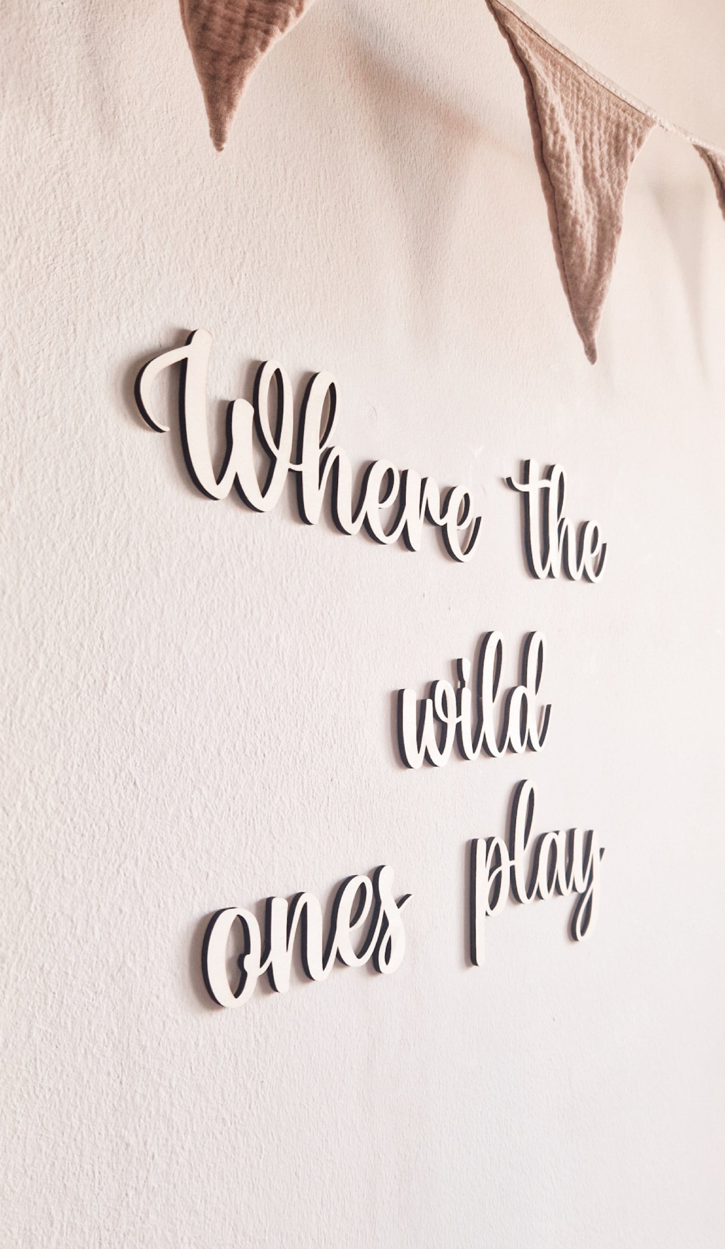 Holzschriftzug Kinderzimmer "Where the wild ones play"