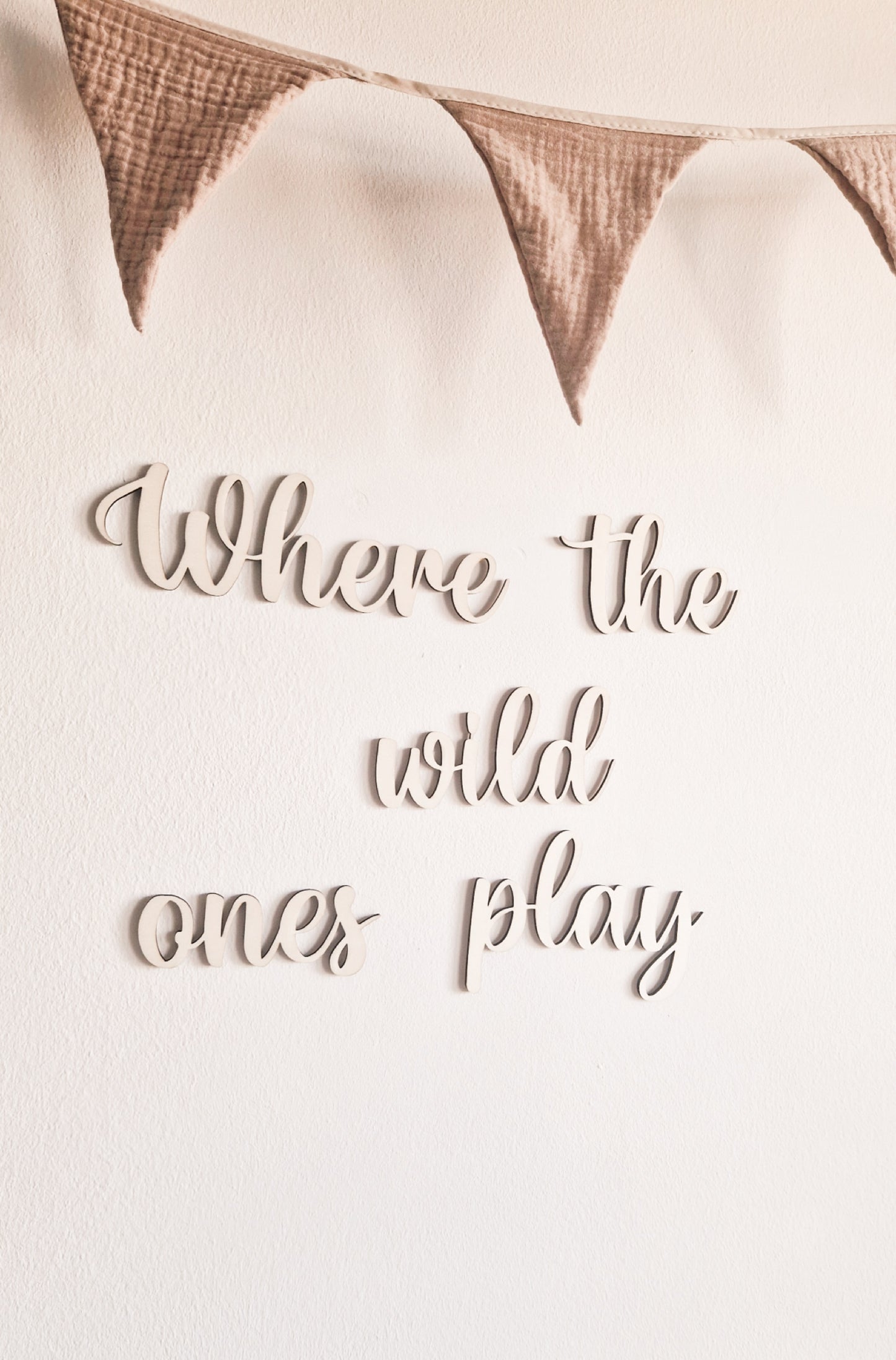Holzschriftzug Kinderzimmer "Where the wild ones play"