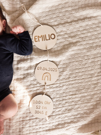 Personalisierte Holzgirlande mit Geburtsdaten und Namen