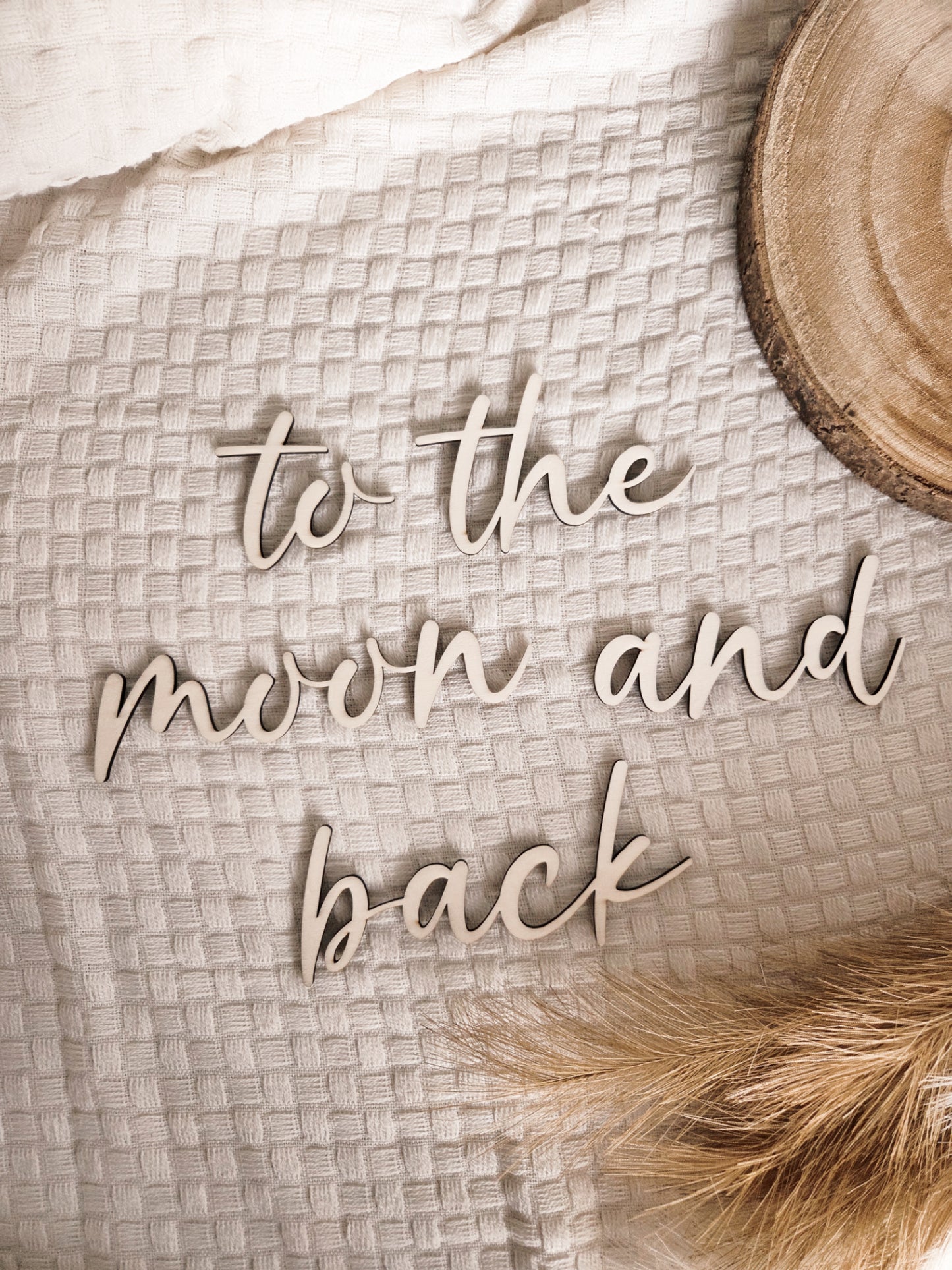 Wanddekoration Schriftzug "to the moon and back"