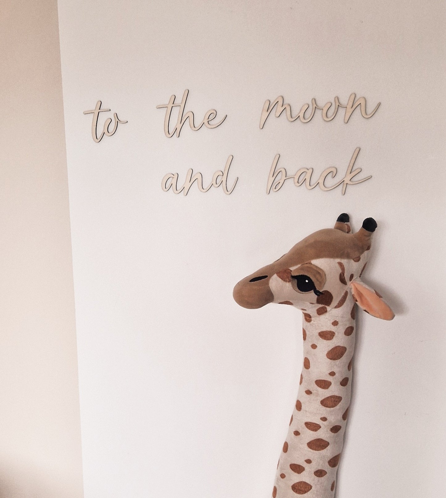 Wanddekoration Schriftzug "to the moon and back"