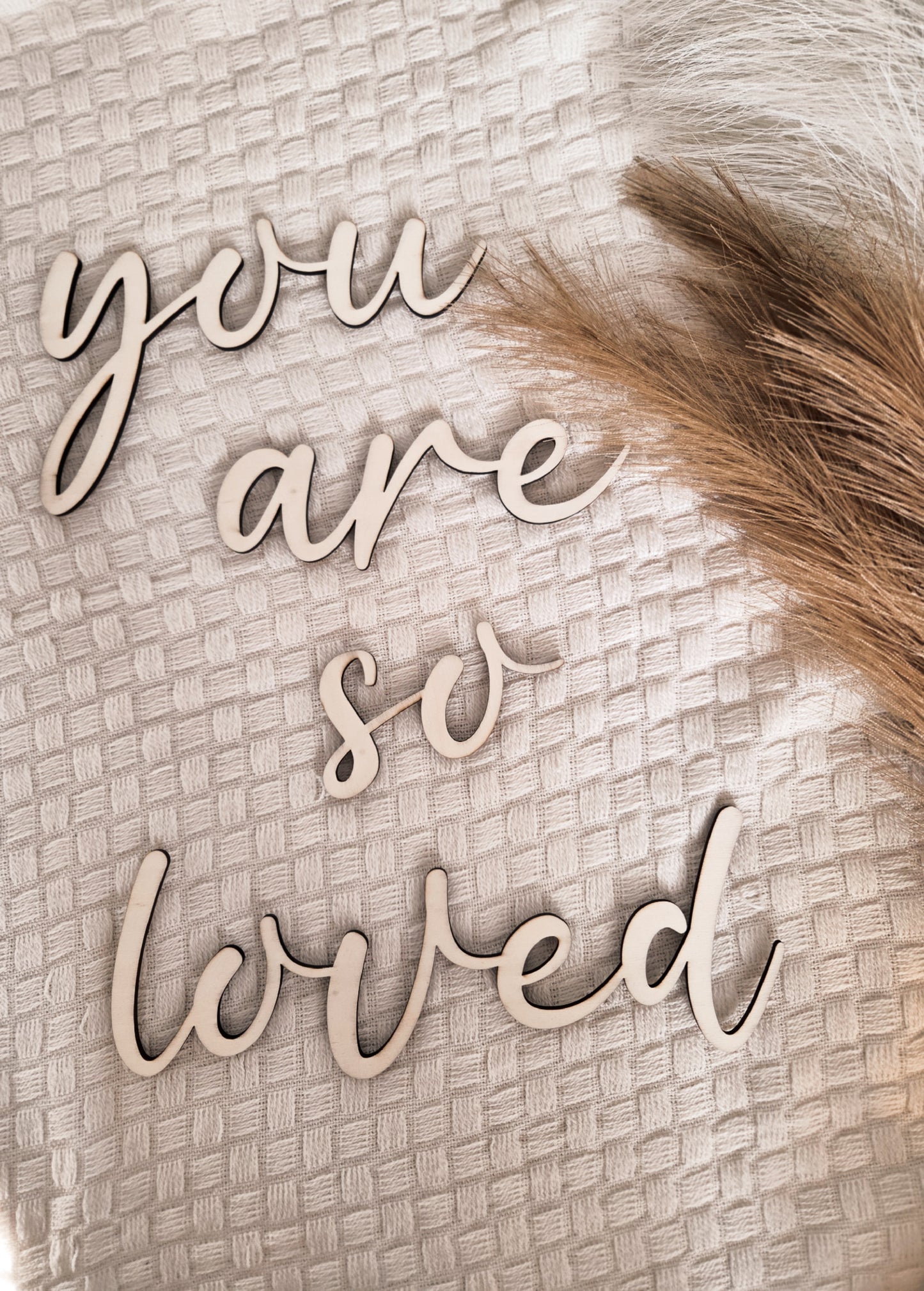 Holz Schriftzug „you are so loved“