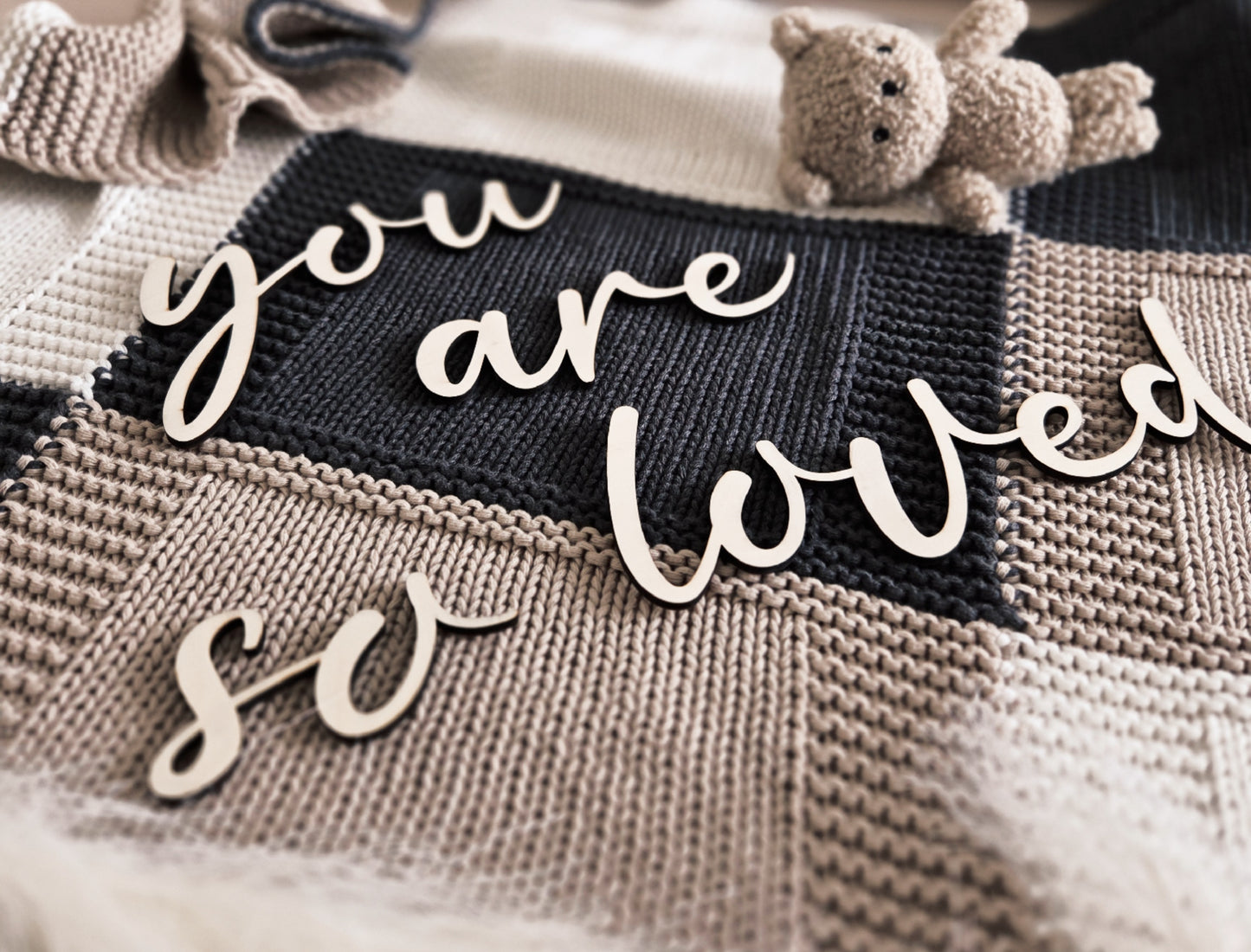 Holz Schriftzug „you are so loved“