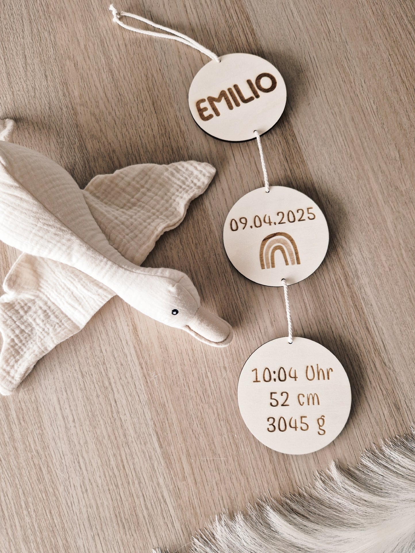 Personalisierte Holzgirlande mit Geburtsdaten und Namen