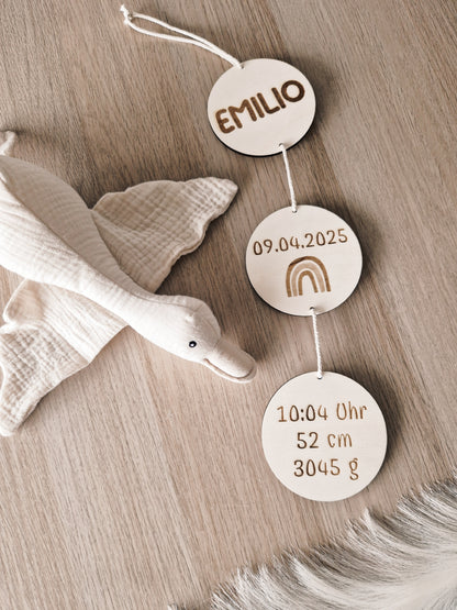 Personalisierte Holzgirlande mit Geburtsdaten und Namen