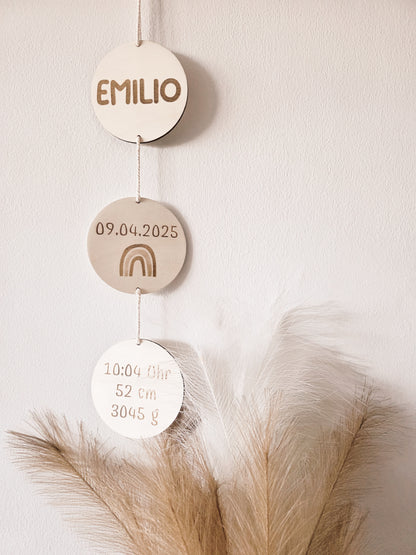 Personalisierte Holzgirlande mit Geburtsdaten und Namen