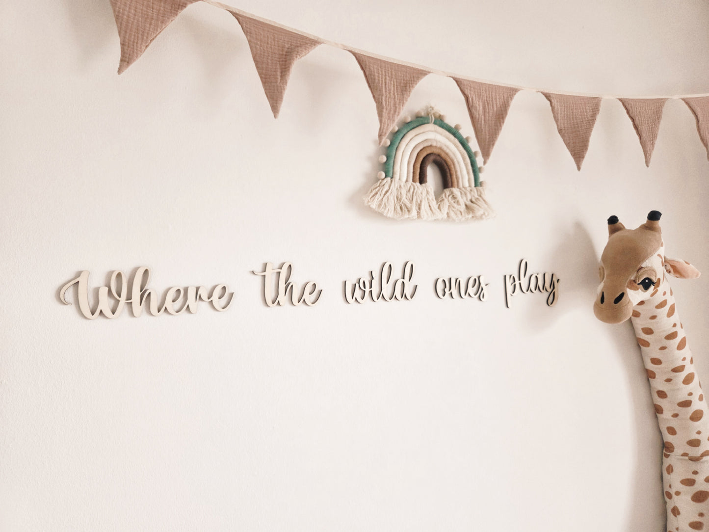 Holzschriftzug Kinderzimmer "Where the wild ones play"