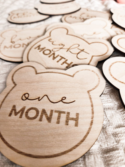 Meilensteinkarten aus Holz im Bärenstil