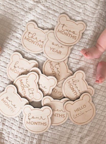 Meilensteinkarten aus Holz im Bärenstil