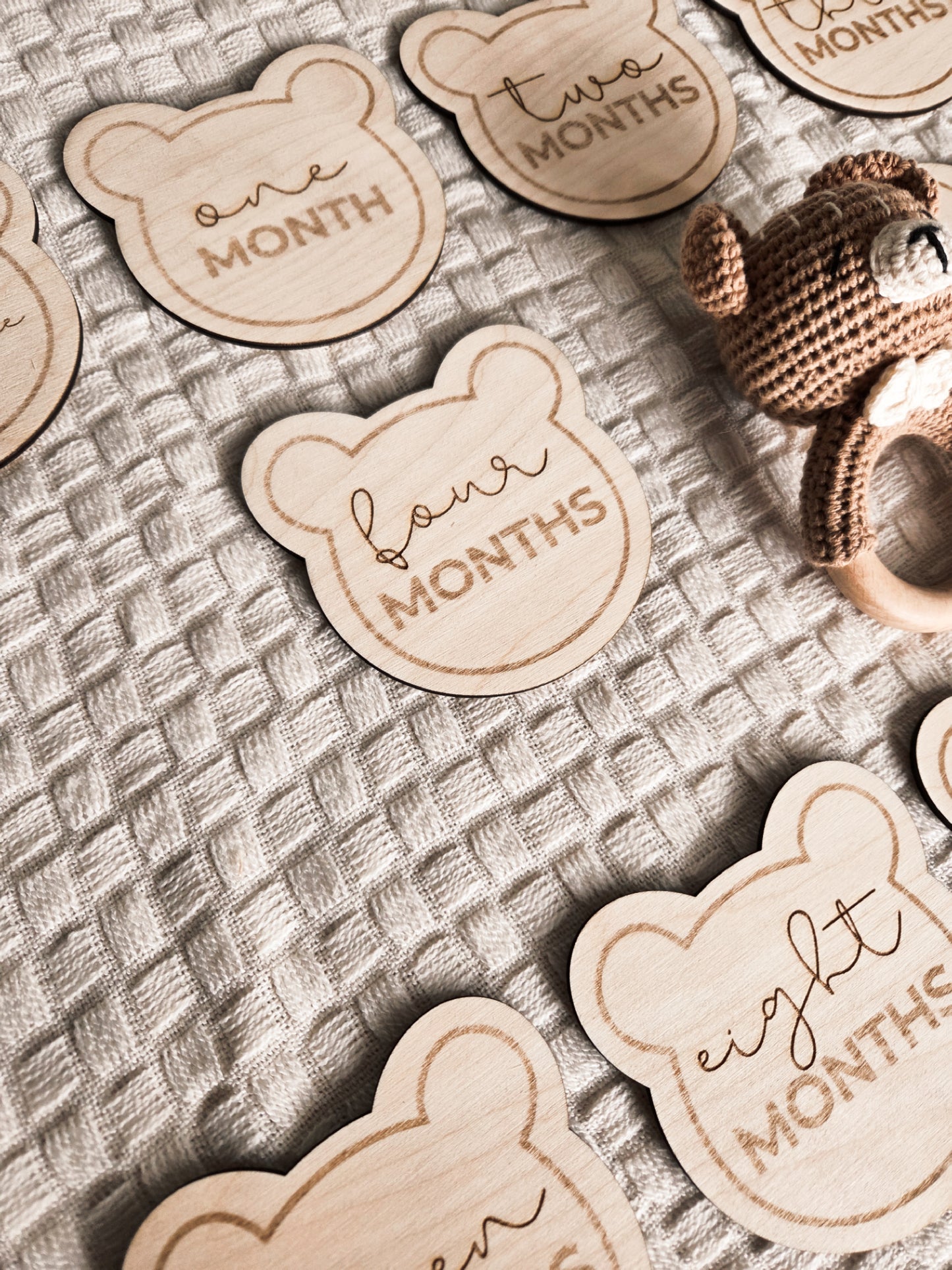 Meilensteinkarten aus Holz im Bärenstil