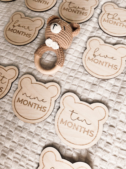 Meilensteinkarten aus Holz im Bärenstil