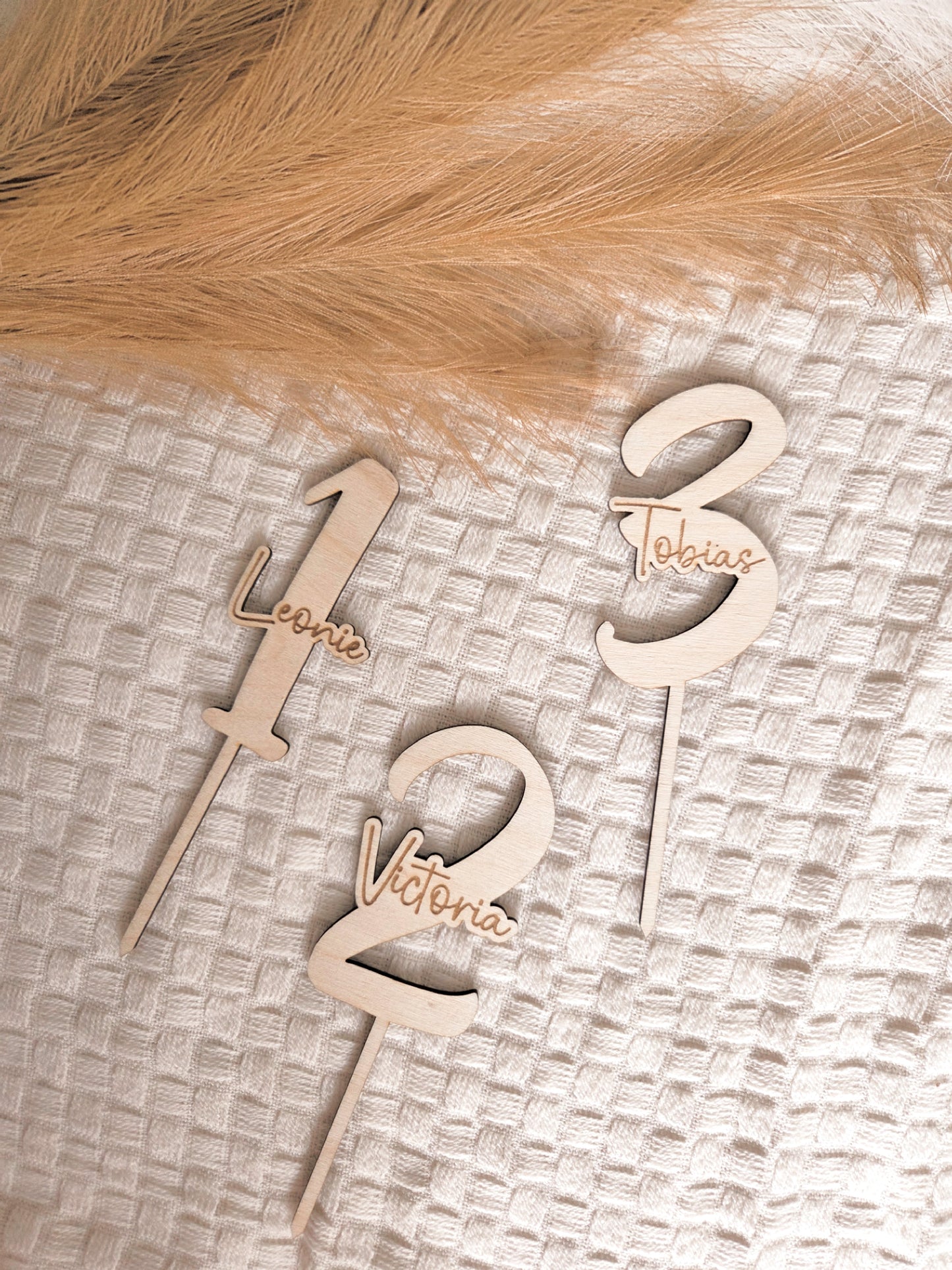 Personalisierte Caketopper Zahl mit Namen graviert