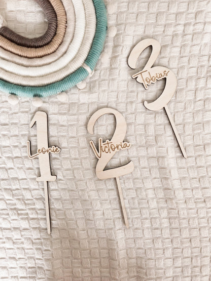 Personalisierte Caketopper Zahl mit Namen graviert