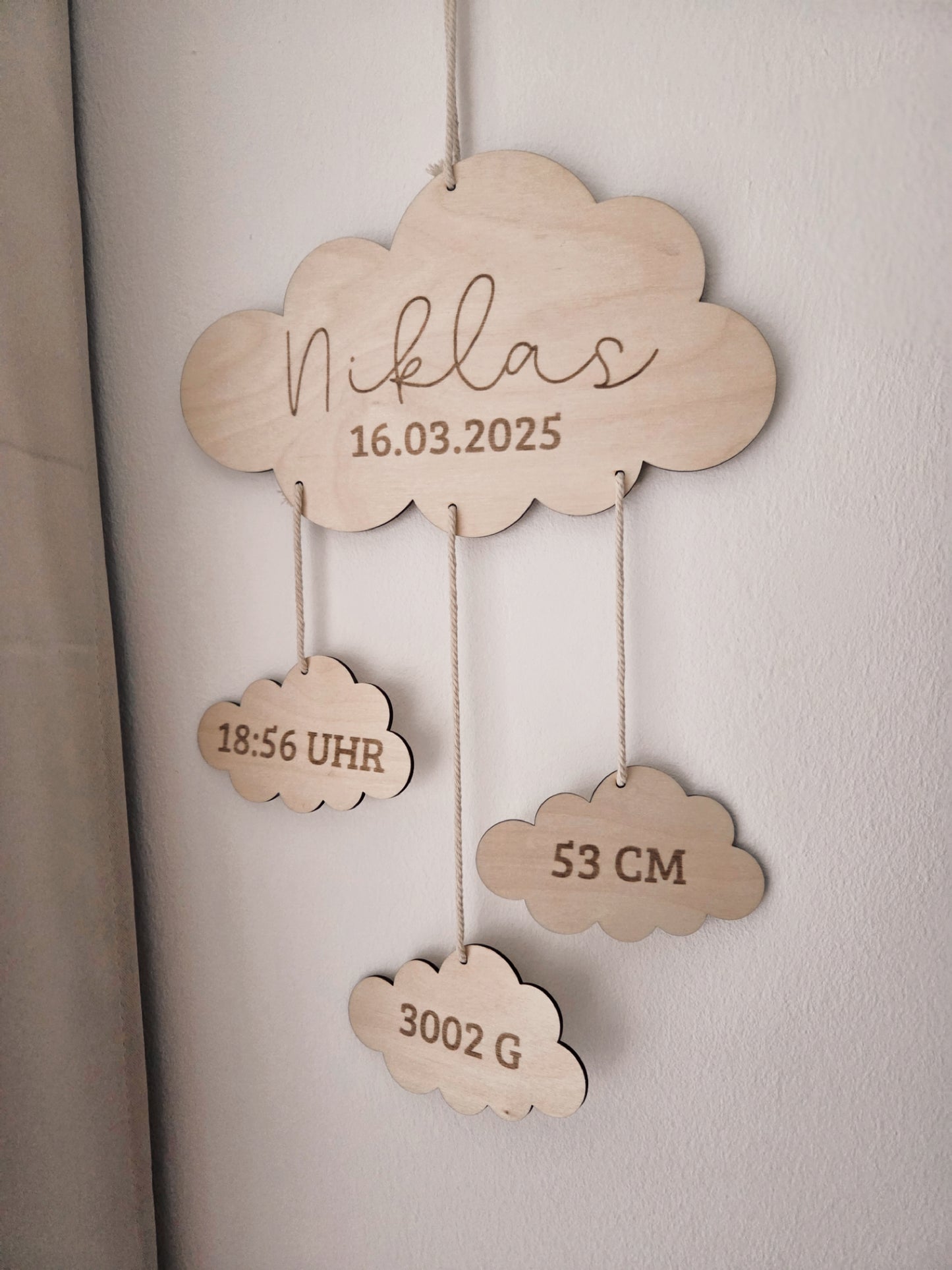 Wolkengirlande aus Holz mit Geburtsdaten personalisiert