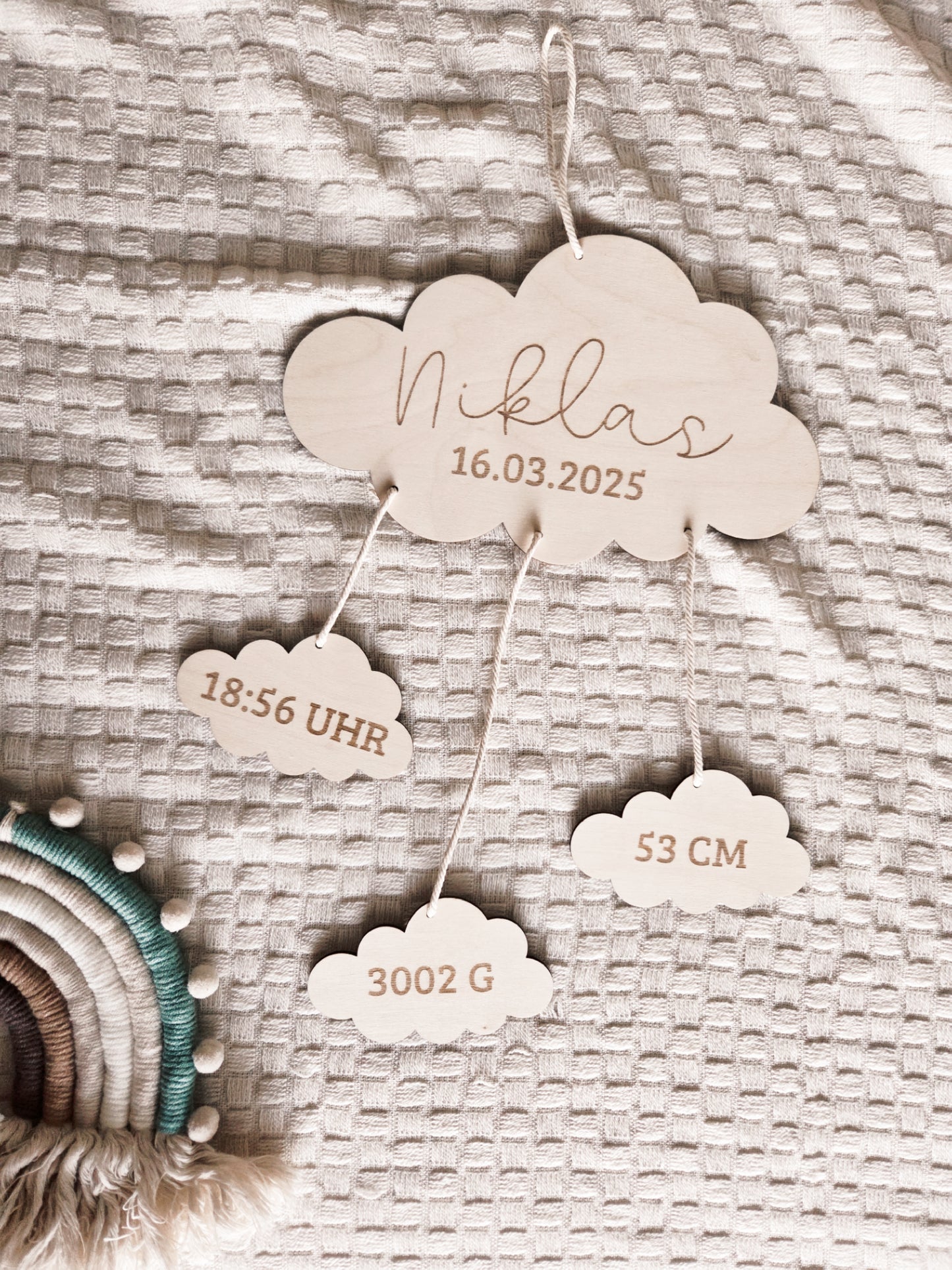 Wolkengirlande aus Holz mit Geburtsdaten personalisiert