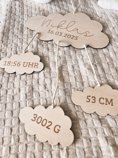 Wolkengirlande aus Holz mit Geburtsdaten personalisiert