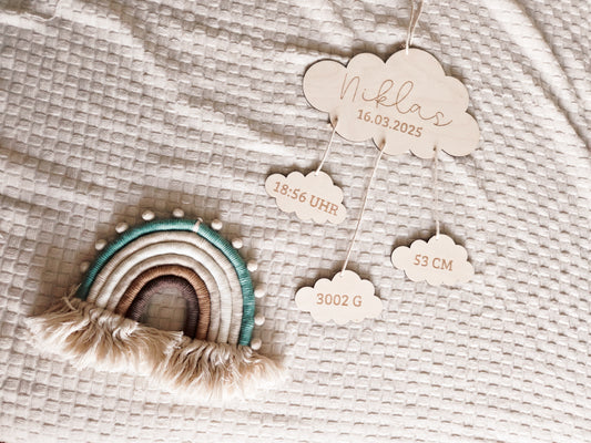 Wolkengirlande aus Holz mit Geburtsdaten personalisiert