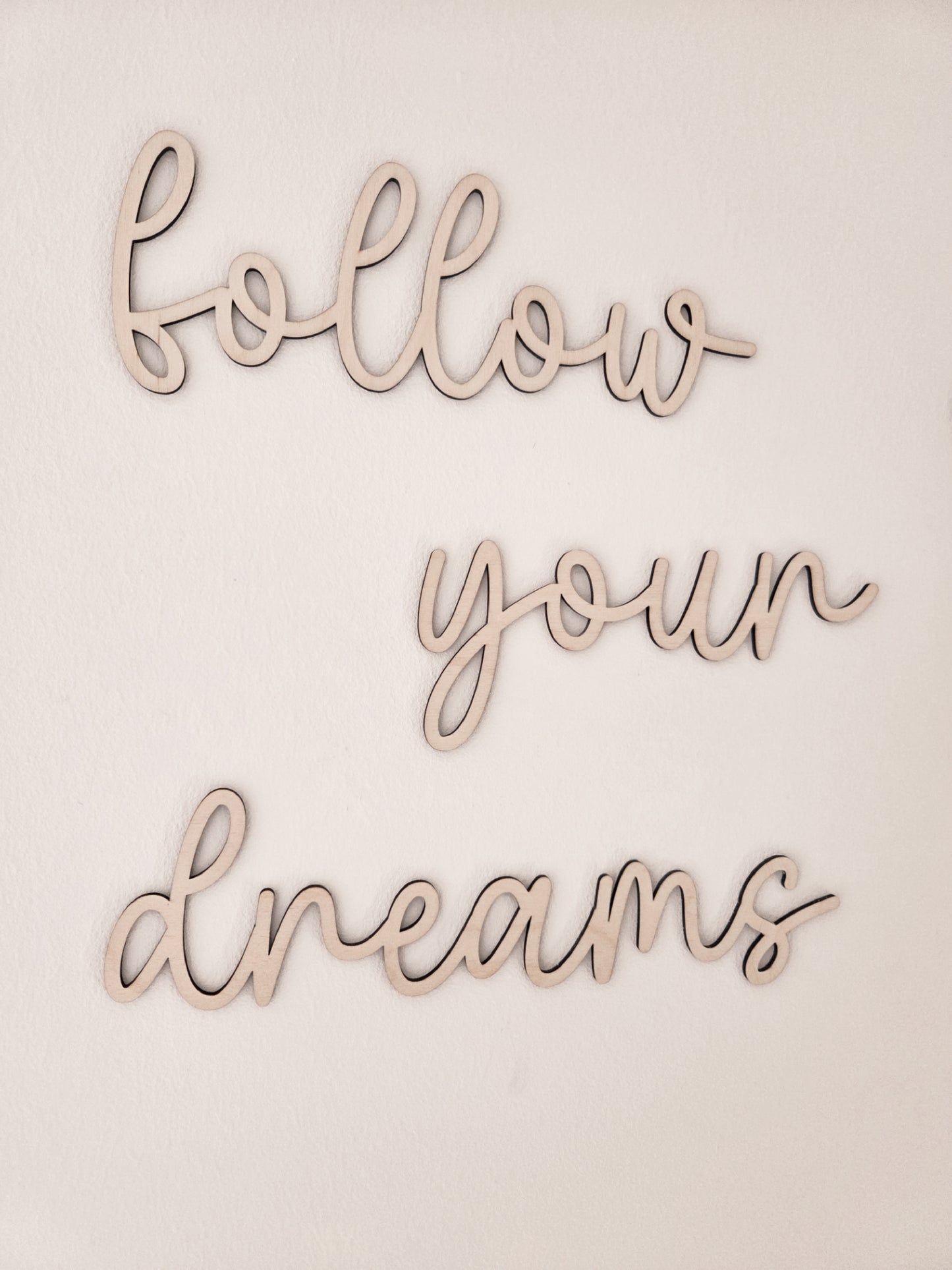 Schriftzug "follow your dreams" aus Holz