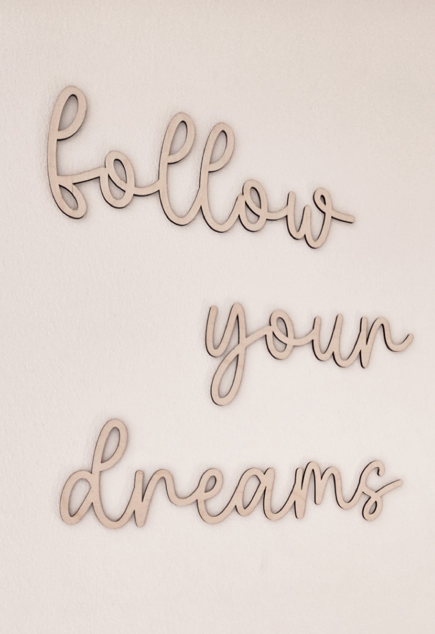 Schriftzug "follow your dreams" aus Holz