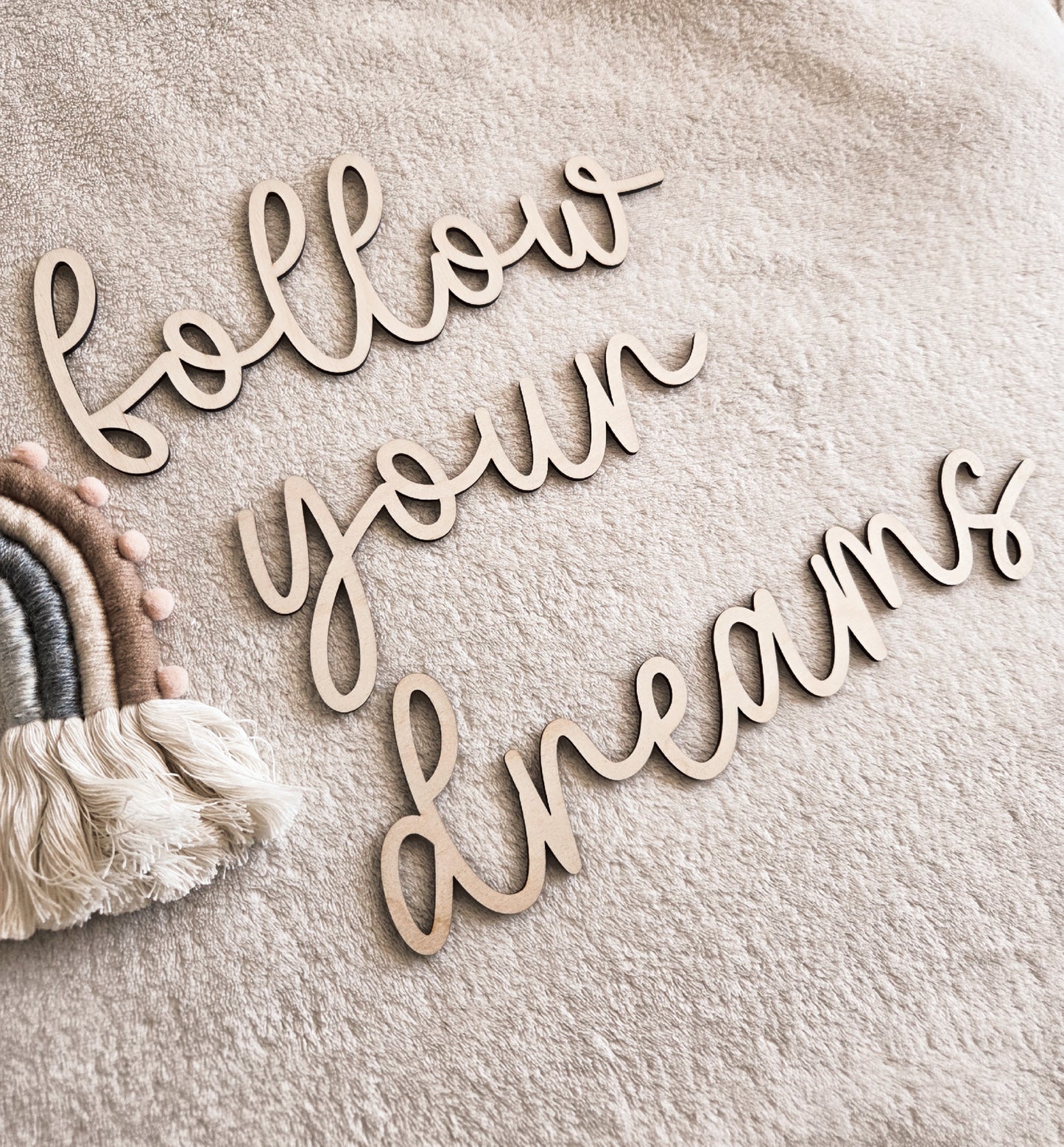 Schriftzug "follow your dreams" aus Holz