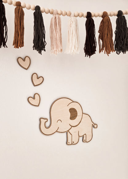 Elefant aus Holz mit Herzen