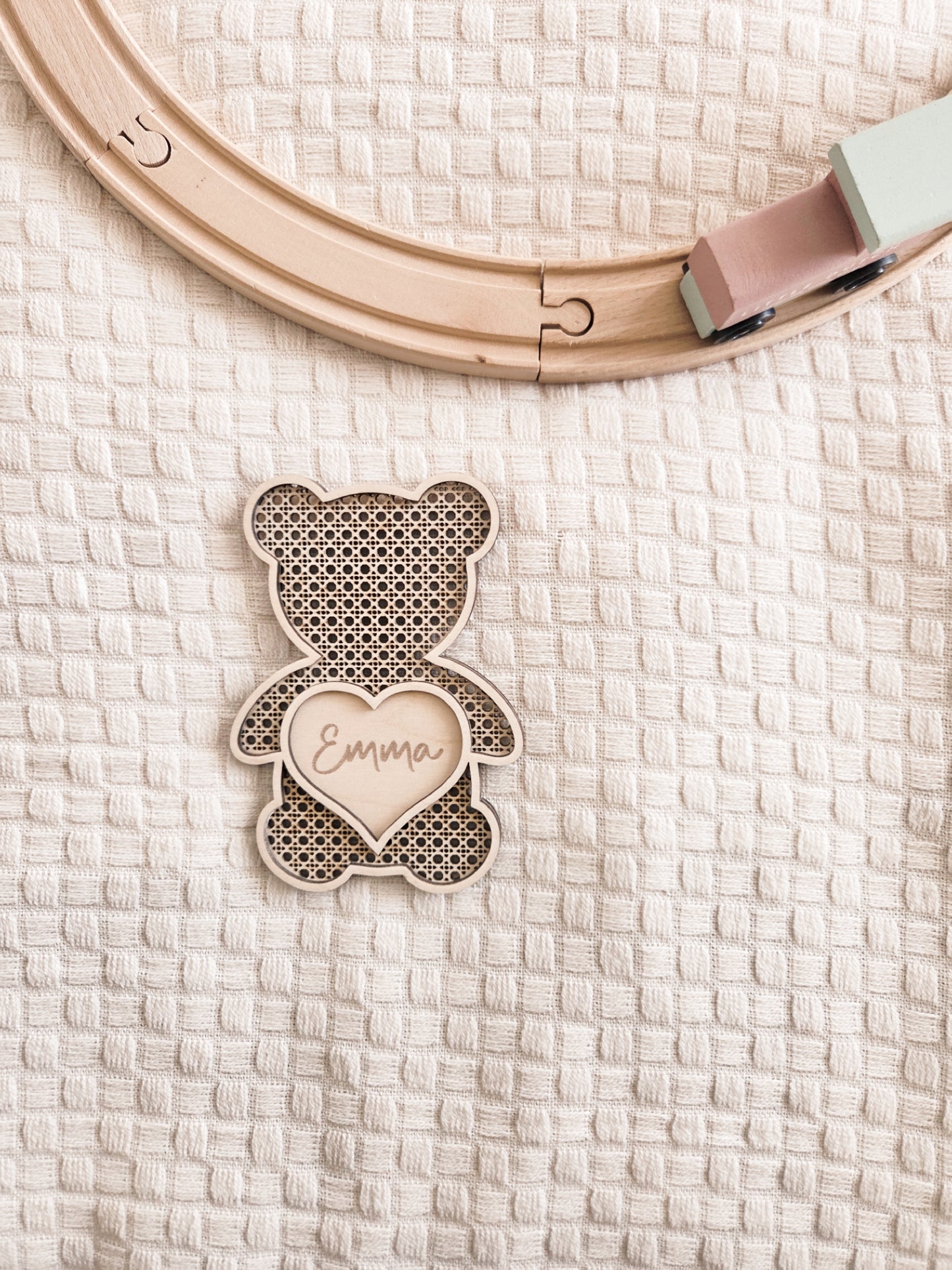 Personalisiertes Bärenschild mit Namen aus Holz