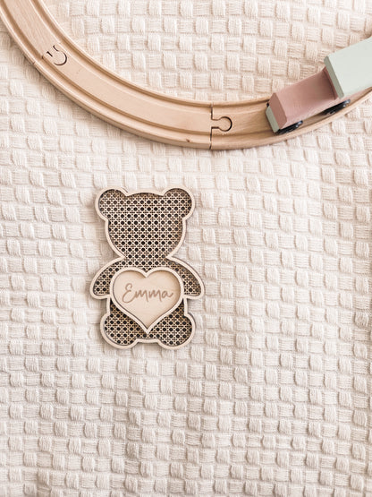 Personalisiertes Bärenschild mit Namen aus Holz